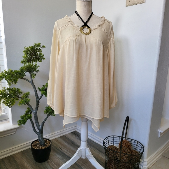 Studio Woman Top - Picture 1 of 11